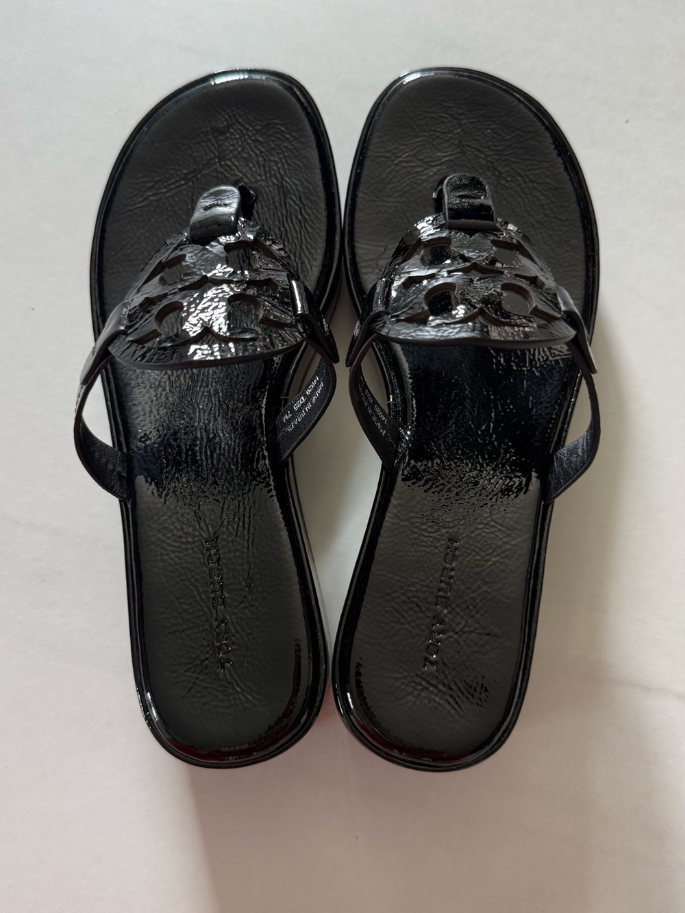 Tory Burch Patent Leather Logo Thong Sandals in Black